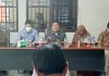 Komisioner KPU Kabupaten Bantaeng didampingi Lurah Pallantikang saat menjelaskan lokus program peduli pemilu, Kamis (17/6).