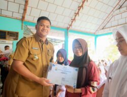Bupati Bantaeng Serahkan Beasiswa Kepada Siswa Berprestasi di Labbo