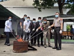 Sinergitas Pemkab Bersama Kejari Bantaeng Musnahkan Barang Bukti Perkara Tindak Pidana