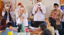 Bupati Bantaeng Bagikan Masker di SD Negeri 7 Letta