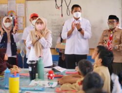 Bupati Bantaeng Bagikan Masker di SD Negeri 7 Letta